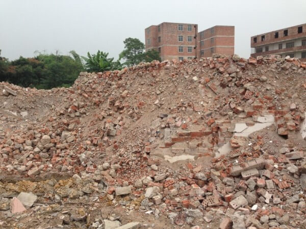 破碎砖渣用什么机械？建议使用锤式粉碎机