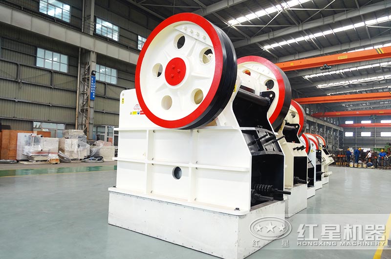 PE900*1200鄂式碎石机产量大概多少？能破碎水泥块吗？