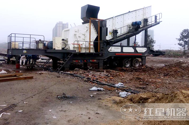 移动反击破碎机处理建筑垃圾现场