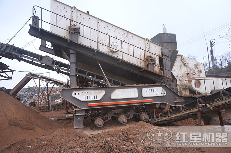 小型移动式建筑垃圾粉碎机作业现场